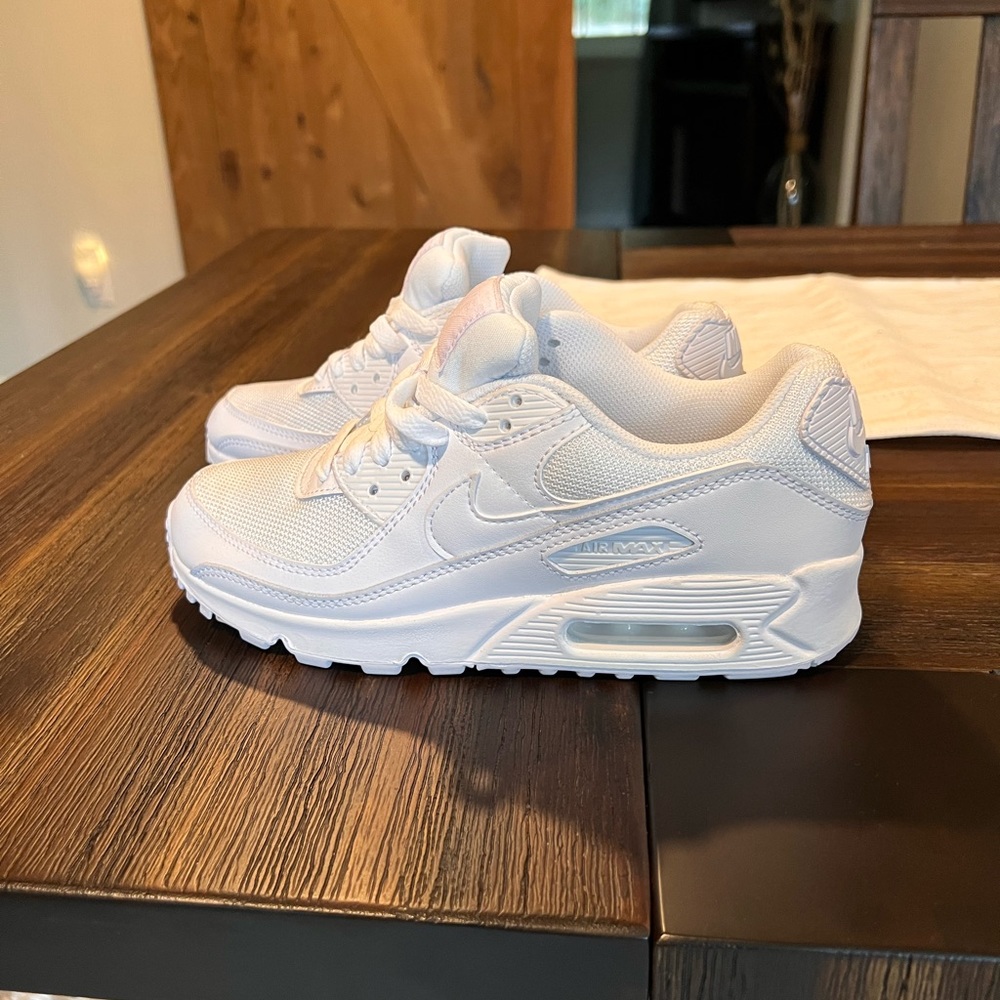 WOMEN'S NIKE AIR MAX 90 CASUAL SHOES Size 7